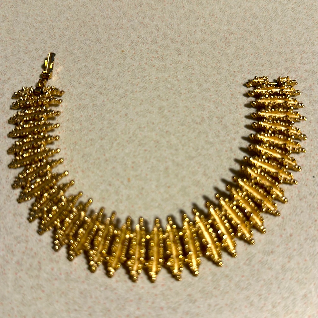 Vintage Avon Gold Tone Linked Bracelet 756